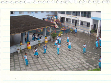 alunni durante l'intervallo nel cortile della scuola